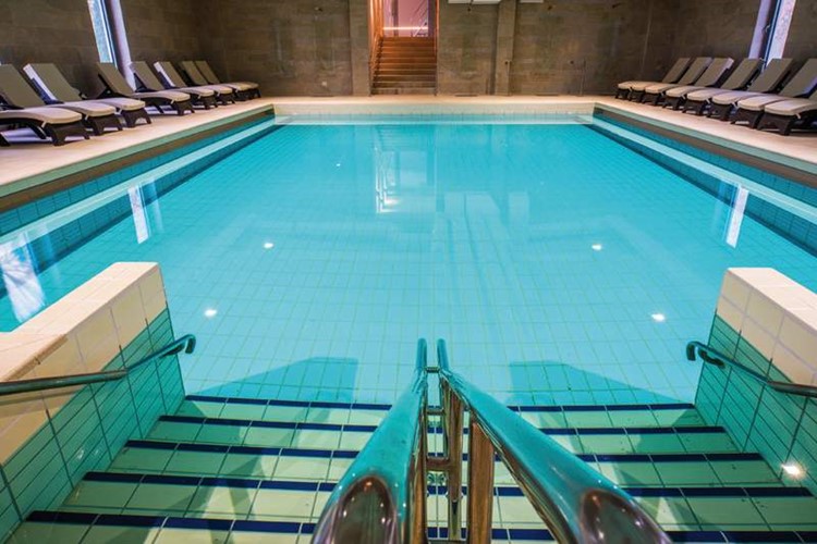 vnitřní bazén v hotelu Termal