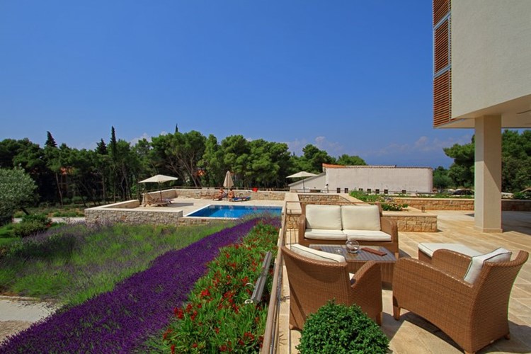 Velaris_hotel Amor - terasa, v pozadí bazén