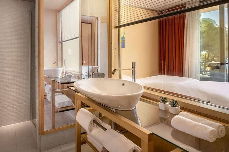 falkensteiner-hotel-adriana-superior-room-bathroom