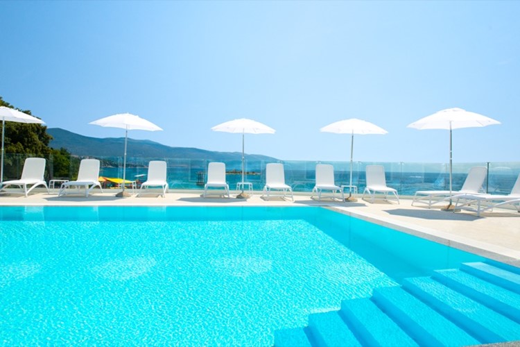 Exterior outdoor pool_hotel Lisan