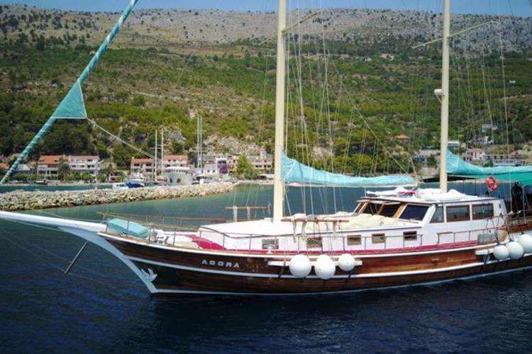 Motorová jachta Agora