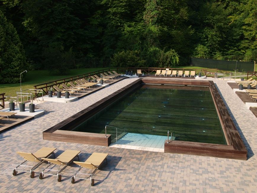 dřevěný bazén na prameni