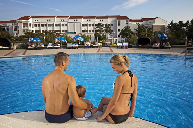 bazén hotelu Corinthia který je k dispozici i klientům ubytovaným ve vile Corinthia